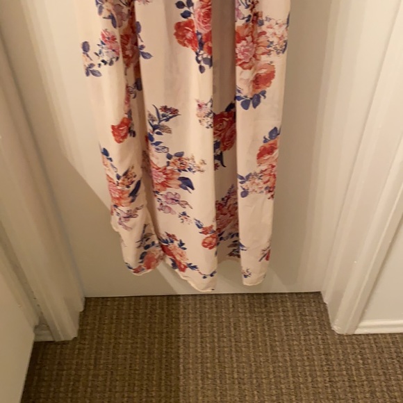 Beautiful dress - Picture 3 of 5